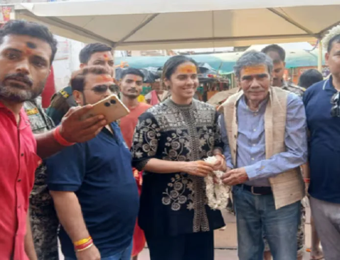 देवघर पहुंचीं पूर्व नंबर 1 बैडमिंटन प्लेयर सायना नेहवाल, बाबा बैद्यनाथ धाम मंदिर में की पूजा-अर्चना, पिता भी थे साथ 