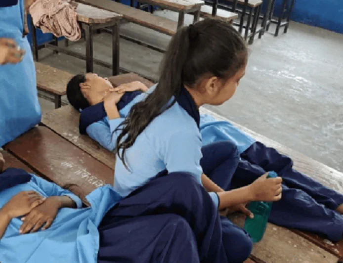 BIG NEWS : बिहार के इस स्कूल में एक के बाद एक 10 बच्चे हुए बेहोश, मची अफरा-तफरी