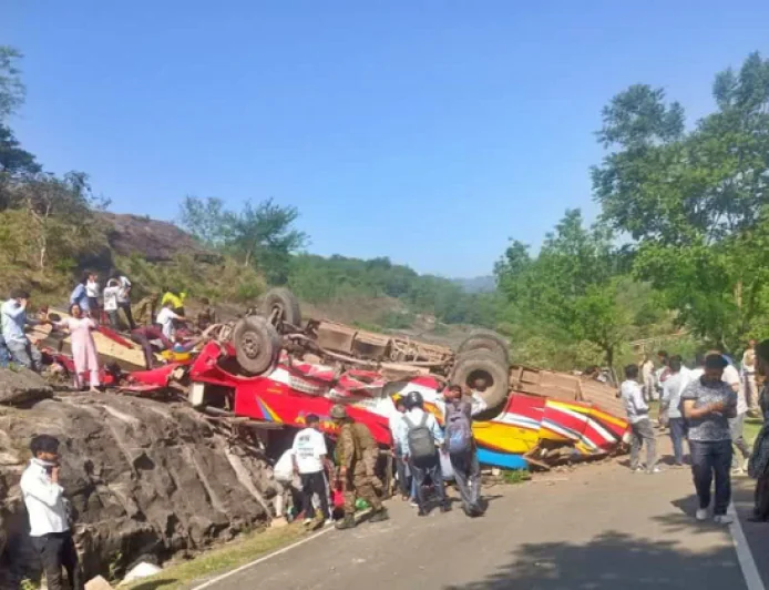 BIG NEWS : खाई में गिरी बेकाबू बस, 21 लोगों की दर्दनाक मौत, इलाके में मची चीख-पुकार