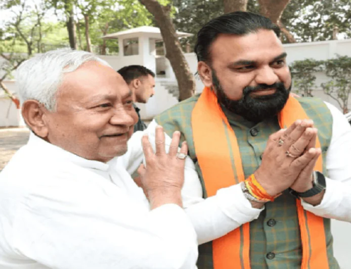 BIG NEWS : दिल्ली से लौटते ही पूर्व CM से मिले मुख्यमंत्री सम्राट चौधरी, पहली कैबिनेट मीटिंग में लिए जा सकते हैं कई बड़े फैसला