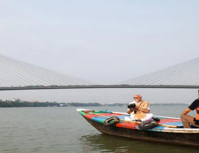 आंखों में काला चश्मा और हाथों में कैमरा....PM मोदी का दिखा गजब अंदाज, हुगली नदी में की सैर, नाविकों से की बात