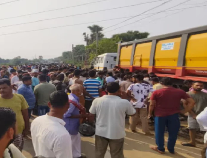 बिहार में बेलगाम रफ्तार का कहर, भीषण सड़क हादसे ने छीन ली तीन परिवारों की खुशियां, आक्रोशितों ने जमकर किया बवाल 