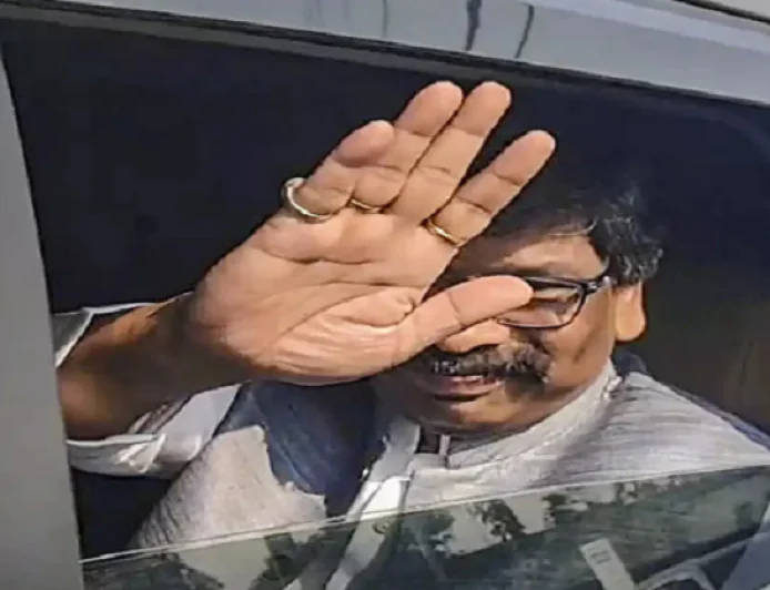 BIG NEWS : CM हेमंत सोरेन ने किया सरप्राइज, बगैर सुरक्षा काफिले के अकेले कार ड्राइव कर पहुंचे प्रोजेक्ट भवन, मचा हड़कंप 