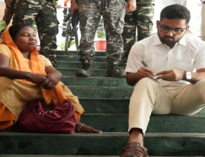 Jharkhand News : कुर्सी छोड़ सीढ़ियों तक पहुंचे पलामू DC, दिव्यांग महिला की सुनी फरियाद, हक्के-बक्के रह गये अधिकारी