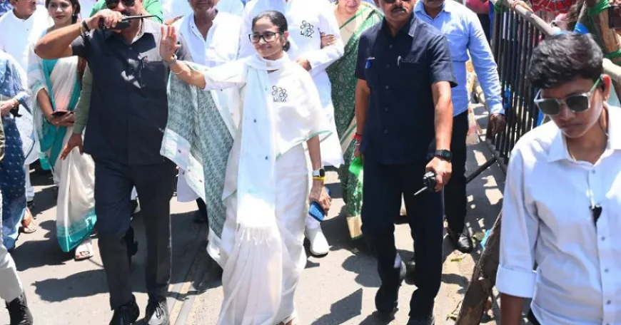 बड़ी खबर : ममता बनर्जी ने भवानीपुर सीट से दाखिल किया नामांकन, किया पैदल मार्च, बीजेपी के शुभेंदु अधिकारी से है सीधा मुकाबला