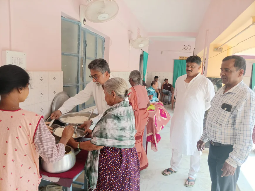 समाजसेवियों ने अपना घर महिला वृद्धाश्रम में बांटे वस्त्र व भोजन