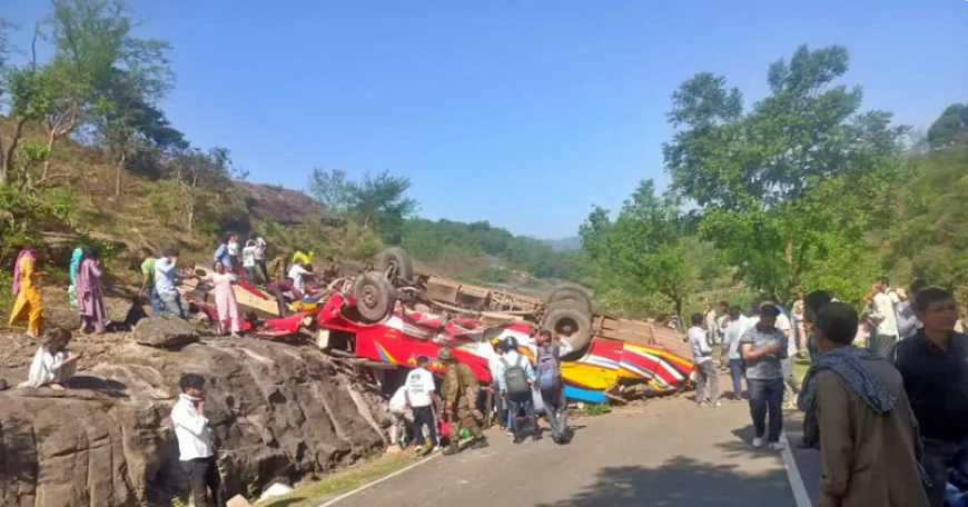 BIG NEWS : खाई में गिरी बेकाबू बस, 21 लोगों की दर्दनाक मौत, इलाके में मची चीख-पुकार