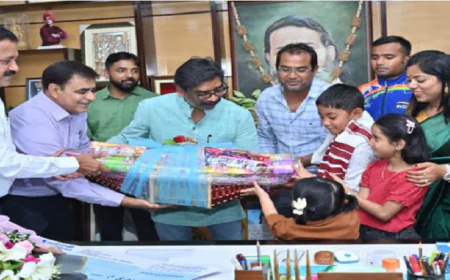 झारखंड के ‘वॉटर बॉय’ इशांक को CM हेमंत सोरेन ने किया सम्मानित, 5 लाख का चेक और प्रशस्ति पत्र दे बढ़ाया हौसला