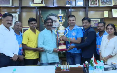 CM हेमंत सोरेन से मिली भारतीय डेफ क्रिकेट टीम, मुख्यमंत्री ने किया सम्मानित, कहा : आप पर हमें गर्व