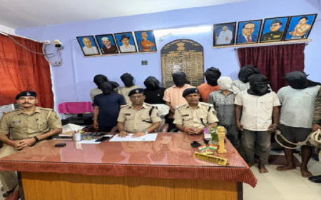 नवादा पुलिस ने साइबर ठगी गिरोह का किया पर्दाफाश, 10 गिरफ्तार, पास से मोबाइल फोन समेत कई सामान बरामद