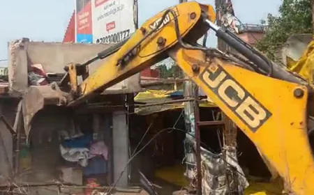 सरायकेला में चला बुलडोजर, टाटा-कांड्रा रोड से हटाया गया अतिक्रमण