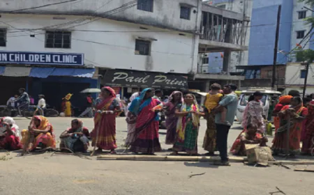 चक्रधरपुर में बस-बाइक की टक्कर में तीन युवकों की मौत, फूटा लोगों का गुस्सा, मुआवजे की मांग कर किया सड़क जाम