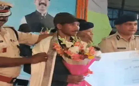 झारखंड में 27 नक्सलियों ने किया सरेंडर, 8 नक्सलियों पर थे 33 लाख रुपये के इनाम घोषित