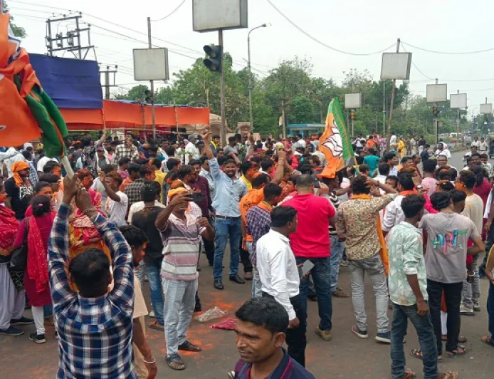 BIG NEWS : पश्चिम बंगाल में काउंटिंग के बीच आसनसोल और दुर्गापुर में जमकर बवाल, CRPF ने चटकायी लाठियां, मालदा में बख्तरबंद वाहनों से निगरानी
