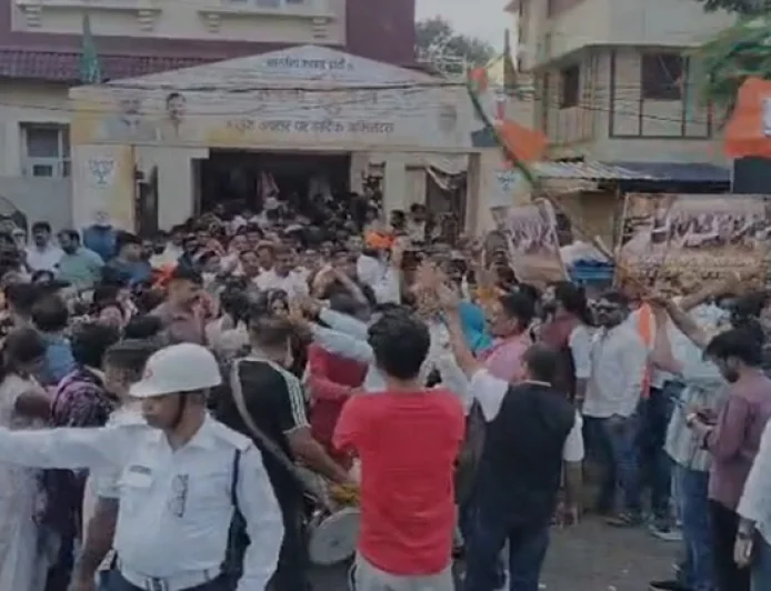पश्चिम बंगाल और असम में बीजेपी की सुनामी, रांची में पार्टी नेताओं और कार्यकर्ताओं ने मनाया जश्न, खूब की आतिशबाजी, झालमुढ़ी खिला मनाई खुशियां