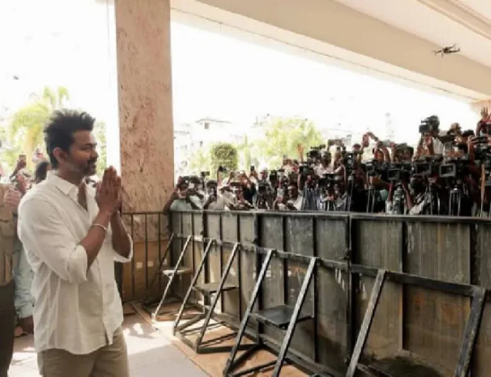 तमिलनाडु की राजनीति के नये हीरो बने थालापति विजय, मिलने लगी बॉलीवुड से बधाई, एक्शन के सुपरस्टार ने भेजा भावुक संदेश