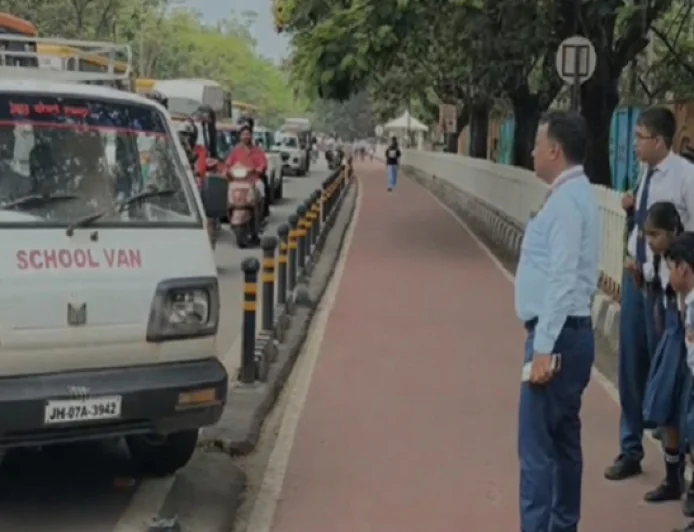 रांची में स्कूली वाहनों पर सख्ती, ओवरलोड वैन-बसों के खिलाफ चला अभियान, नियम तोड़ने वालों पर सख्त कार्रवाई