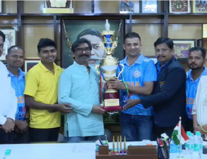 CM हेमंत सोरेन से मिली भारतीय डेफ क्रिकेट टीम, मुख्यमंत्री ने किया सम्मानित, कहा : आप पर हमें गर्व