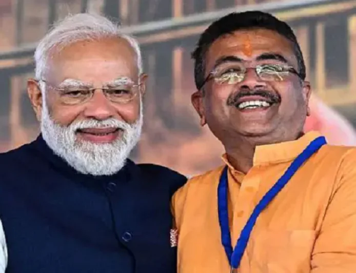पश्चिम बंगाल में पहली बार बीजेपी की सरकार, 5 मंत्रियों के साथ शुभेंदु अधिकारी ने ली मुख्यमंत्री पद की शपथ