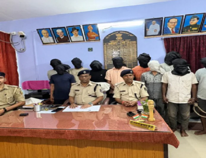 नवादा पुलिस ने साइबर ठगी गिरोह का किया पर्दाफाश, 10 गिरफ्तार, पास से मोबाइल फोन समेत कई सामान बरामद