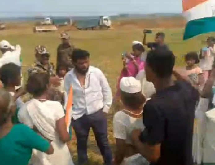 भारतमाला परियोजना का गुमला में विरोध तेज, सड़क निर्माण कराने पहुंचे कंपनी के मुंशी को गांव वालों ने दौड़ा-दौड़ाकर पीटा 