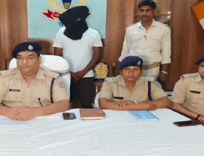 चतरा पुलिस को मिली बड़ी कामयाबी, 10 लाख रुपये की अफीम के साथ दबोचा गया तस्कर