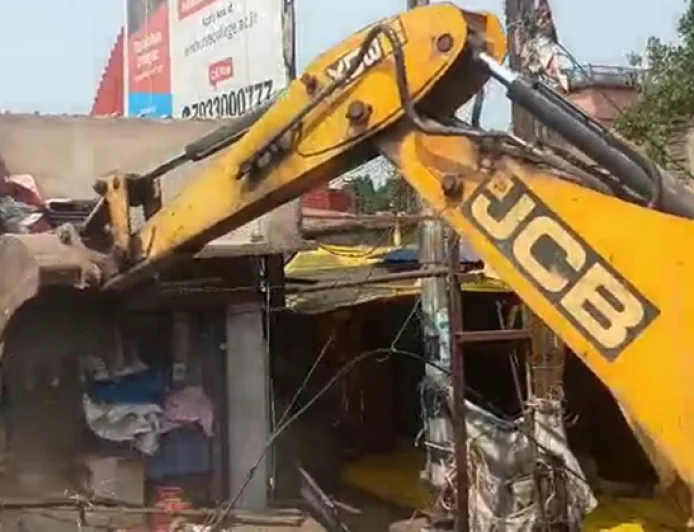 सरायकेला में चला बुलडोजर, टाटा-कांड्रा रोड से हटाया गया अतिक्रमण