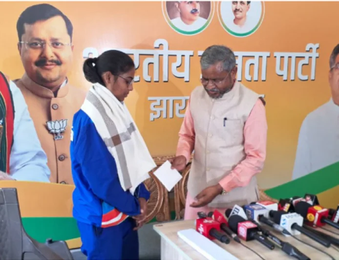 थाईलैंड में गोल्ड जीतकर लौटी झारखंड की बेटी, बाबूलाल मरांडी ने किया सम्मानित