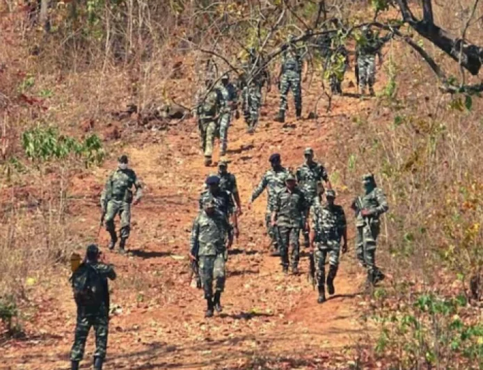 चाईबासा के जंगल में सुरक्षाबलों और नक्सलियों के बीच मुठभेड़, 2 नक्सलियों के मारे जाने की सूचना