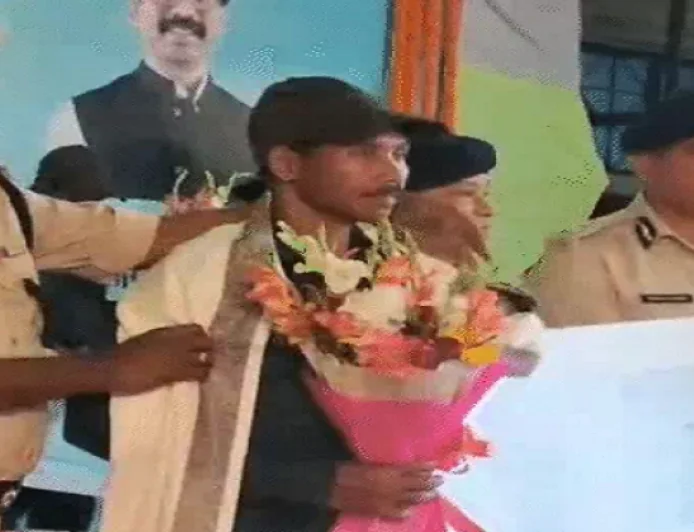 झारखंड में 27 नक्सलियों ने किया सरेंडर, 8 नक्सलियों पर थे 33 लाख रुपये के इनाम घोषित