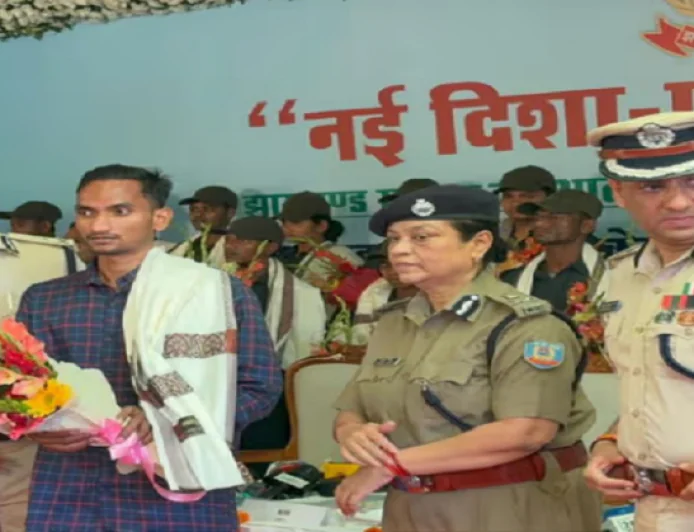 नक्सलमुक्त हुआ गुमला, एसपी का दावा, 5 लाख का इनामी नक्सली भी किया सरेंडर