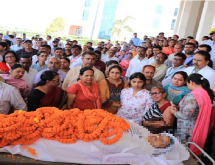 झारखंड विधानसभा की महिला कर्मी की मौत, सेंटाविटा अस्पताल के डॉक्टर्स पर लापरवाही का आरोप, आक्रोशित कर्मियों ने जताया विरोध