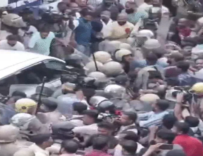 BREAKING NEWS :  पी. विजयन समर्थकों का ED टीम पर हमला, बरसाए लाठी-पत्थर, केरलम के पूर्व CM की बेटी पर मनी लॉन्ड्रिंग का है आरोप