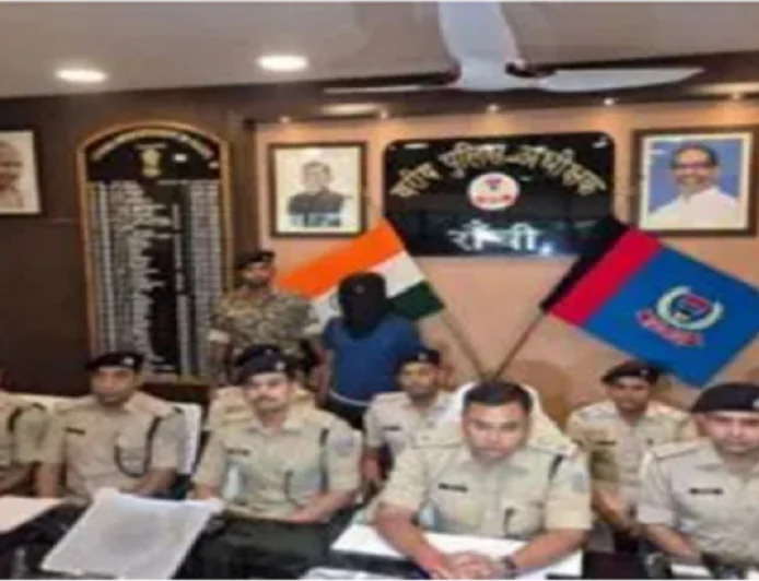 BIG NEWS : रांची पुलिस को बड़ी सफलता, 10 लाख का इनामी नक्सली अमृत होरो गिरफ्तार; हथियार और नक्सली सामग्री बरामद