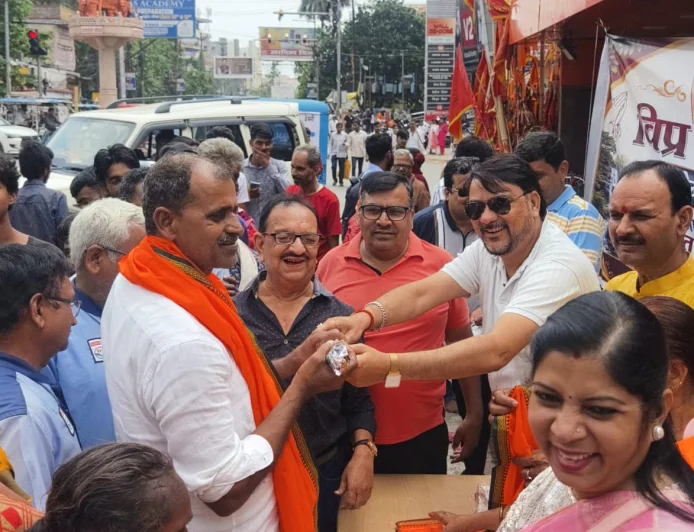 विप्र फाउंडेशन ने सामाजिक सेवा शिविर में किया छाता व गमछा वितरित