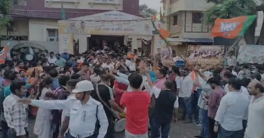 पश्चिम बंगाल और असम में बीजेपी की सुनामी, रांची में पार्टी नेताओं और कार्यकर्ताओं ने मनाया जश्न, खूब की आतिशबाजी, झालमुढ़ी खिला मनाई खुशियां