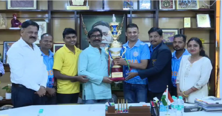 CM हेमंत सोरेन से मिली भारतीय डेफ क्रिकेट टीम, मुख्यमंत्री ने किया सम्मानित, कहा : आप पर हमें गर्व