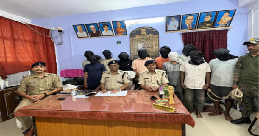 नवादा पुलिस ने साइबर ठगी गिरोह का किया पर्दाफाश, 10 गिरफ्तार, पास से मोबाइल फोन समेत कई सामान बरामद