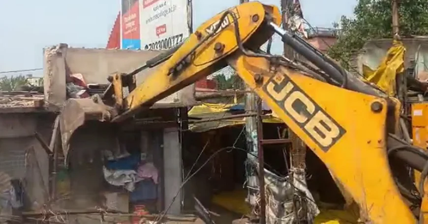 सरायकेला में चला बुलडोजर, टाटा-कांड्रा रोड से हटाया गया अतिक्रमण