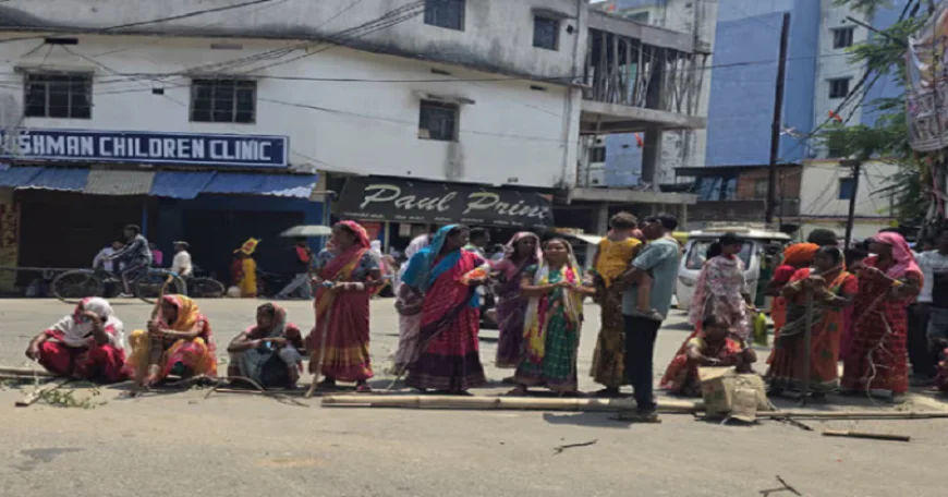 चक्रधरपुर में बस-बाइक की टक्कर में तीन युवकों की मौत, फूटा लोगों का गुस्सा, मुआवजे की मांग कर किया सड़क जाम