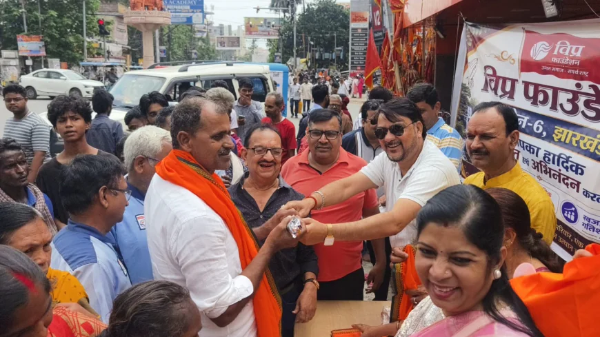 विप्र फाउंडेशन ने सामाजिक सेवा शिविर में किया छाता व गमछा वितरित