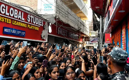 खान सर पर FIR के बाद भी गिरफ्तारी नहीं, रातभर कोचिंग के बाहर डटे रहे छात्र