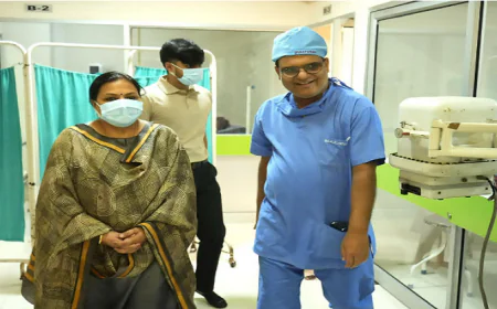 झुलसे मासूम प्रिंस से मिलने अस्पताल पहुंचीं मंत्री दीपिका पाण्डेय सिंह, डॉक्टर्स से की मुलाकात,  परिजनों को बेहतर इलाज का दिया भरोसा