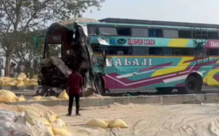 गुजरात में भीषण सड़क हादसा, खड़े ट्रक से टकराई बस, 6 लोगों की दर्दनाक मौत, 31 घायल