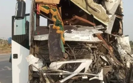 वाराणसी से रांची आ रही बस बिहार के औरंगाबाद में दुर्घटनाग्रस्त, फार्मा कर्मी की मौत, 22 यात्री घायल