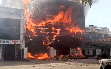 BIG BREAKING : लखनऊ के कोचिंग सेंटर में लगी भीषण आग, जान बचाने के लिए खिड़कियों से कूदे छात्र, कई लोगों के फंसे होने की आशंका