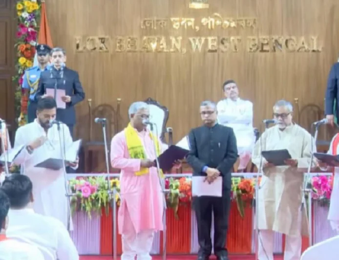 पश्चिम बंगाल में कैबिनेट विस्तार, 35 मंत्रियों ने ली शपथ, अर्जुन सिंह, तपस रॉय बने मंत्री, पूर्व क्रिकेटर अशोक डिंडा को भी मिली बड़ी जिम्मेदारी