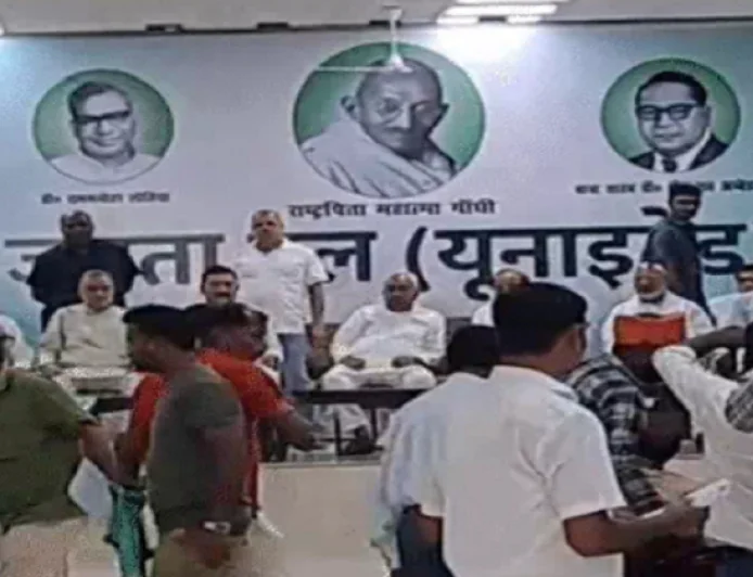 JDU कार्यालय में अचानक पहुंचे नीतीश कुमार, जनसुनवाई में बेटे निशांत समेत नहीं मिला कोई नेता तो खुद सुनने लगे लोगों की शिकायतें