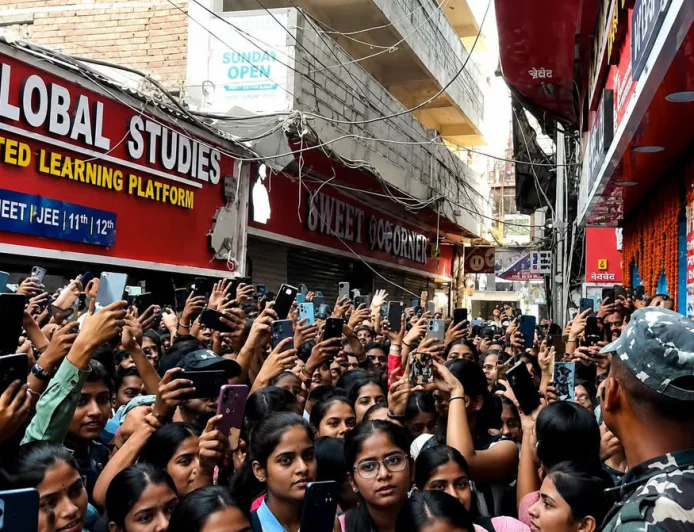 खान सर पर FIR के बाद भी गिरफ्तारी नहीं, रातभर कोचिंग के बाहर डटे रहे छात्र