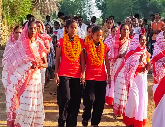 जापान से अंडर-18 एशिया कप में कांस्य पदक लेकर लौटीं सिमडेगा की बेटियों पुष्पा मांझी और संदीपा कुमारी का स्वागत